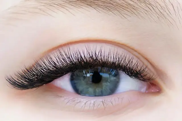 Przedłużanie rzęs Kraków: Jak znaleźć NAJLEPSZY salon? Ranking!