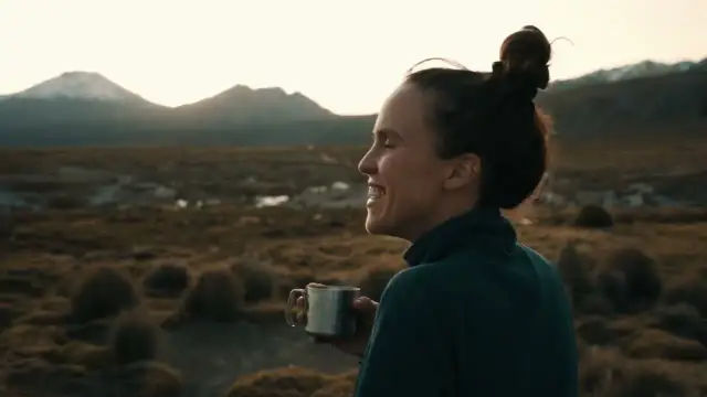 Ile waży bluza z kapturem? Od gramatury po pakowanie pełen przewodnik