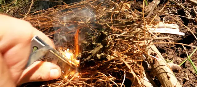 Jak rozpalić ognisko krzesiwem? Ogień w każdych warunkach!