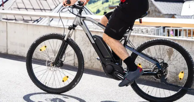 Rowerem po chodniku czy ulicy? Poznaj przepisy i uniknij mandatu