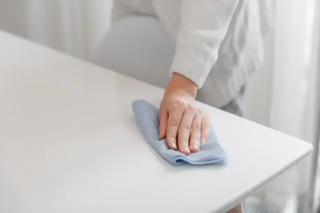 Czym myć białe meble? 3 zasady, by lśniły i nie żółkły!