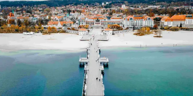 Molo w Sopocie, plaża i zabytkowe budynki – to wszystko, co można zwiedzić w Sopocie. Spacer po molo to idealny początek zwiedzania.