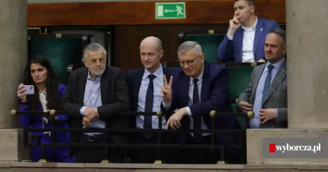 Myślę, że najlepszym tytułem meta, który spełnia wszystkie kryteria, będzie: Lex Tusk: Kontrowersje, cele i polityczny pat wokół ustawy