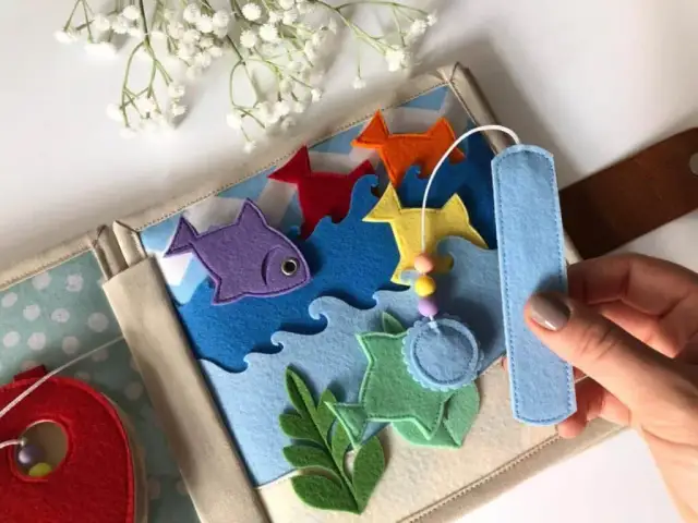 Jak zrobić książeczkę sensoryczną, która rozweseli każde dziecko