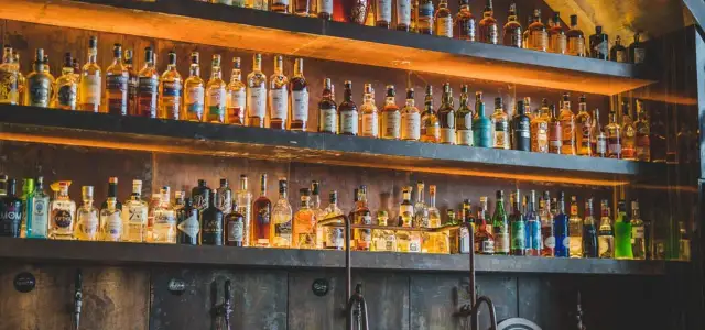 Czy whisky ma datę ważności? Poznaj prawdę i sekrety przechowywania