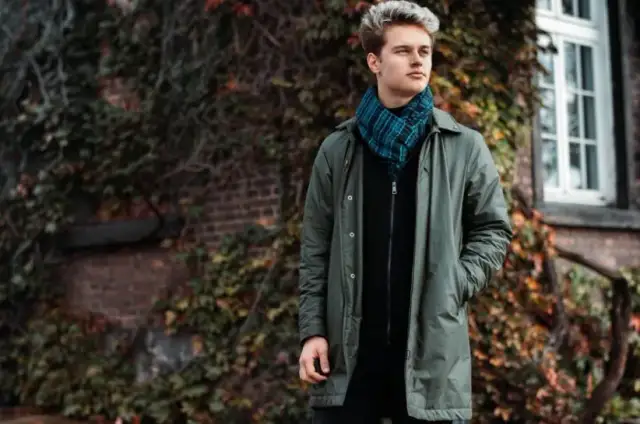 Jak nosić komin męski? Odkryj stylowe sposoby na każdą okazję