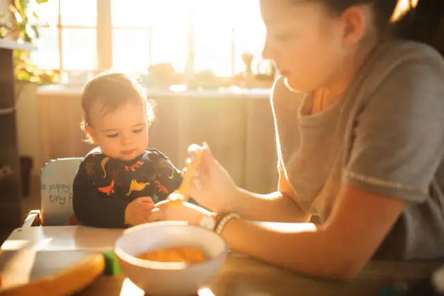 Krew w kale niemowlaka: Alergia czy infekcja? Rozpoznaj objawy.