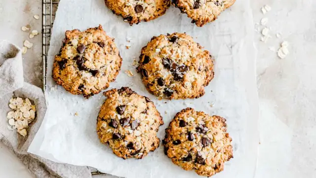 Pyszne ciasteczka owsiane bezglutenowe z kawałkami czekolady, idealne na zdrową przekąskę. Przepis na nie jest prosty!