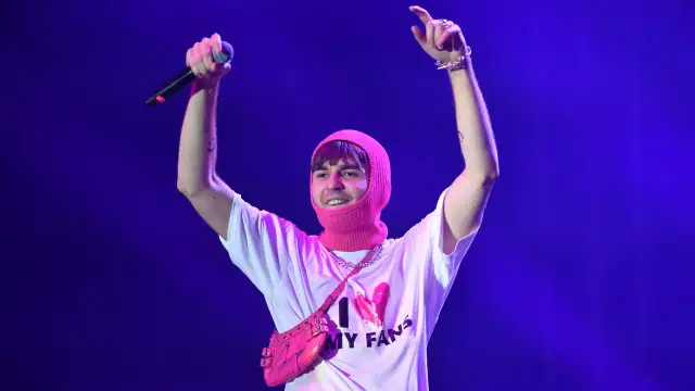 Artysta w różowej kominiarce i koszulce "I LOVE MY FANS" świętuje premierę **mata nowy album**.