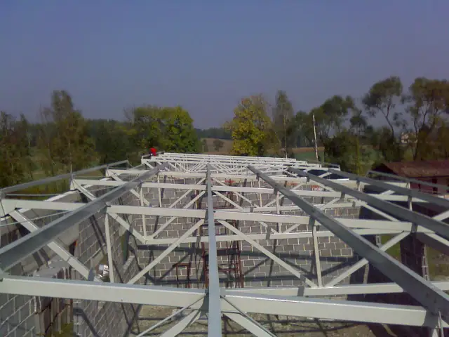 Konstrukcje pod płyty warstwowe: Stal, drewno, żelbet co wybrać?