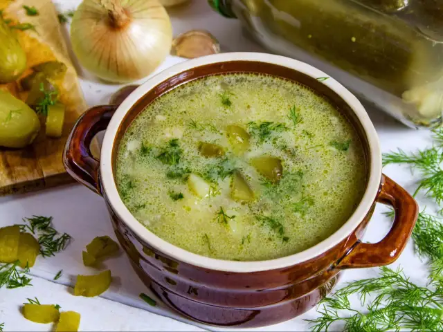 Zupa ogórkowa lekkostrawna? Sprawdź, jak ją zrobić!