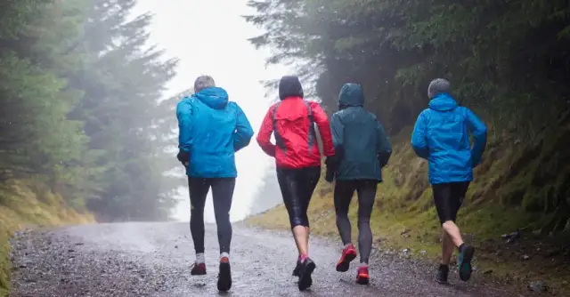 Bieganie w deszczu: Jak czerpać radość i dbać o zdrowie?