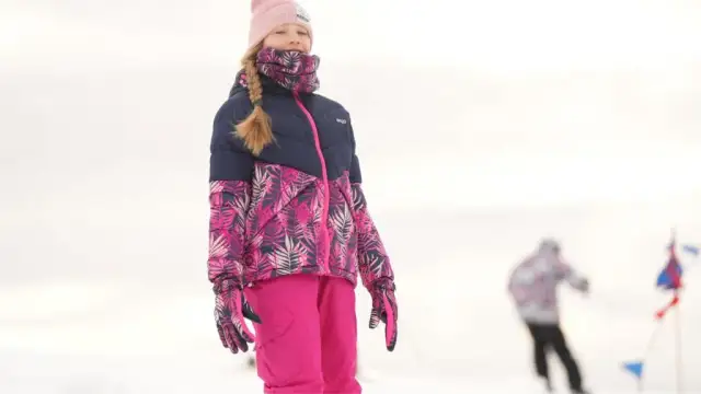Spodnie narciarskie dla dziewczynki: Jak wybrać komfort i bezpieczeństwo?