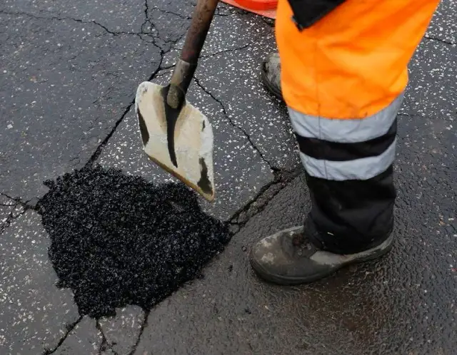 Asfalt na zimno: Kupisz w markecie! Jak wybrać najlepszy?