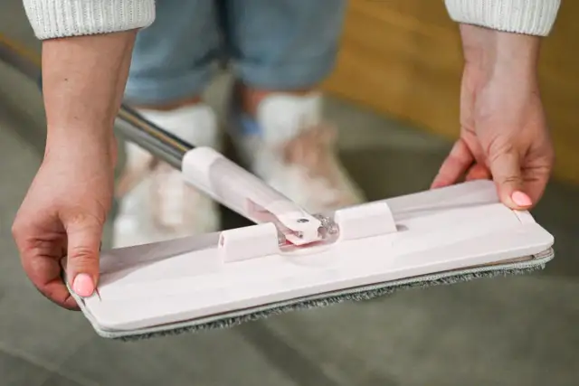 Jak wyciskać mop płaski? Idealna podłoga bez smug i zacieków!