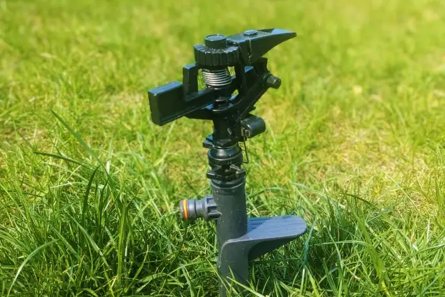 Zraszacz pulsacyjny: jaki wybrać? Poradnik eksperta dla Twojego ogrodu