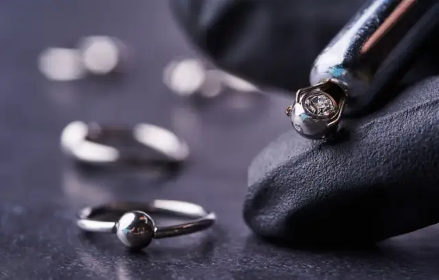 Co to jest piercing intymny? Fakty, które musisz znać przed decyzją