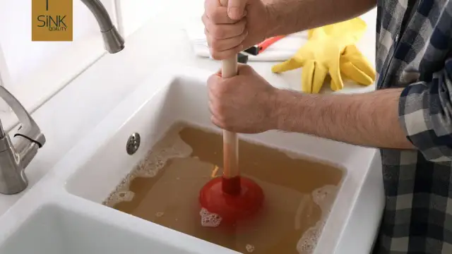 Zatkany zlew? Skutecznie udrożnij go sam! Poradnik eksperta.