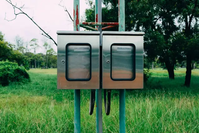 Prąd na działce rekreacyjnej: Jak wybrać najlepsze zasilanie?