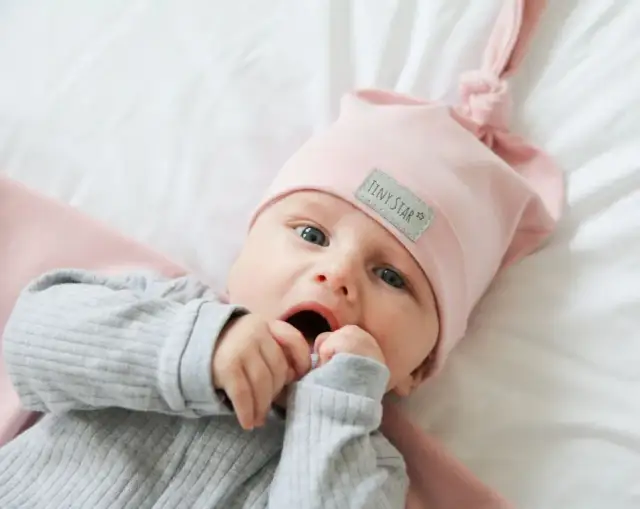 Jaką czapkę dla noworodka wybrać, by zapewnić komfort i bezpieczeństwo?