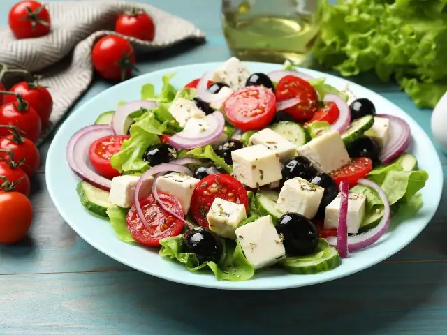 Sałatka grecka: z sałatą czy bez? Prawda i najlepsze zamienniki!