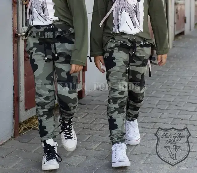 Spodnie moro dla dziewczynki: Jak nosić? Fasony i gotowe zestawy