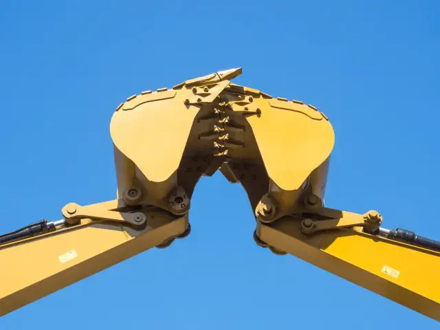 Jak zostać operatorem koparki: kluczowe kroki i wymagania, które musisz znać