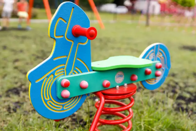 Plac zabaw dla dzieci: Przewodnik po normach, kosztach i dotacjach