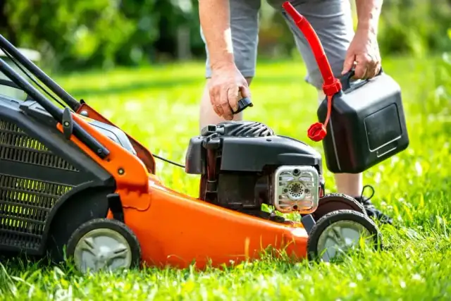 Jaki olej do kosiarki rotacyjnej? Odpowiedni wybór dla najlepszej wydajności