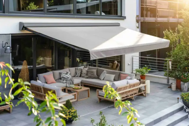 Zasłony na tarasie: Jak powiesić? Systemy i montaż bez wiercenia