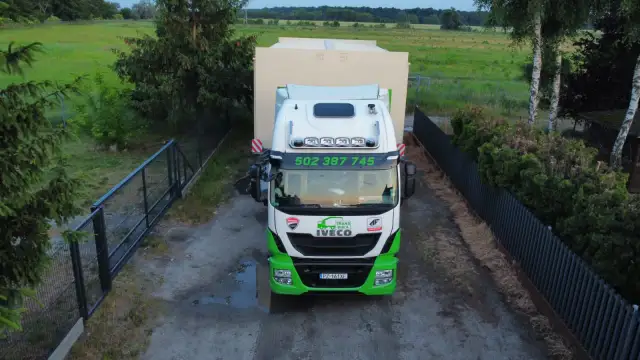 Ile waży naczepa z plandeką? Sprawdź, by uniknąć problemów z transportem