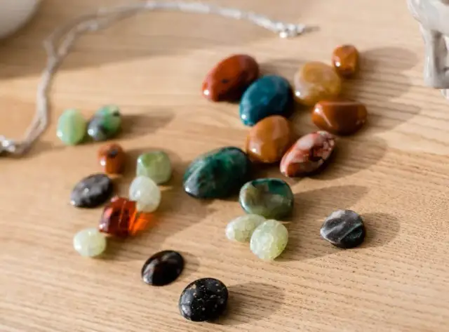 Jak zrobić piękną biżuterię z kamieni? Prosty sposób dla początkujących