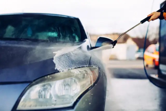 Jak myć auto na myjni - Uniknij błędów, chroń lakier