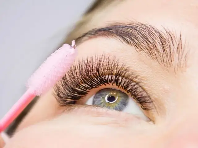 Jak wyczyścić sztuczne rzęsy? Proste metody, które przedłużą ich życie