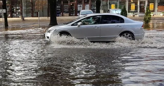 Czy w aucie jest bezpiecznie podczas burzy? Oto co musisz wiedzieć