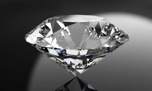 Ile karatów ma diament? Prawda o masie, cenie i 4C