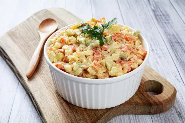 Sałatka jarzynowa skąd pochodzi? Odkryj jej zaskakującą historię