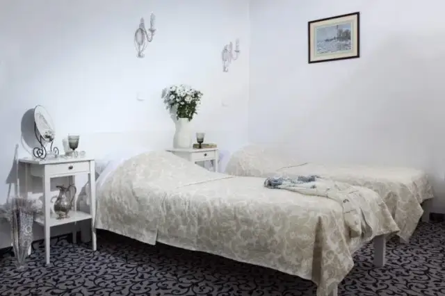 Jak poinformować gości weselnych o noclegu, by uniknąć chaosu?