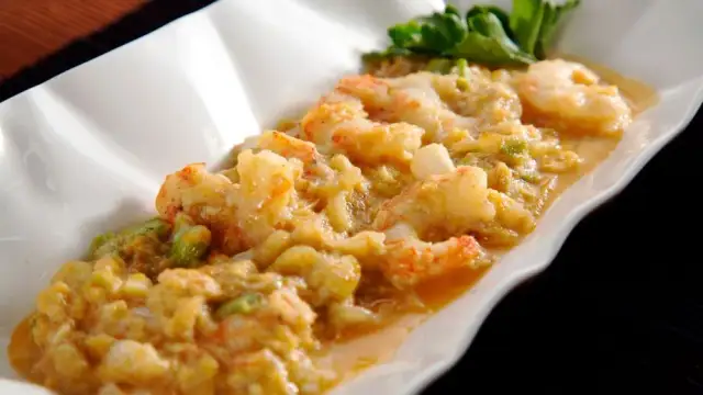 Revuelto de ajos tiernos y gambas: receta fácil y deliciosa para disfrutar