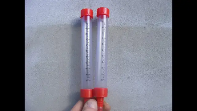 Jak zrobić poziomicę DIY? Proste metody (szlauchwaga, butelka)