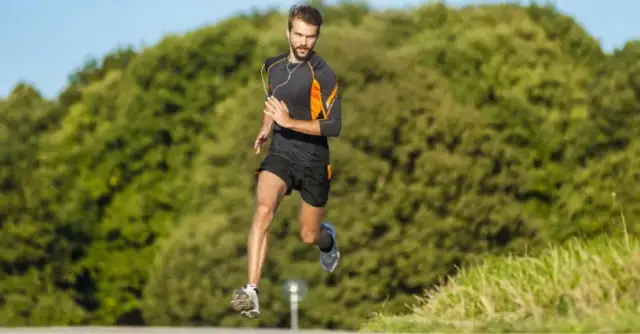 Bieganie: Jak oddychać, by uniknąć zadyszki i kolki?