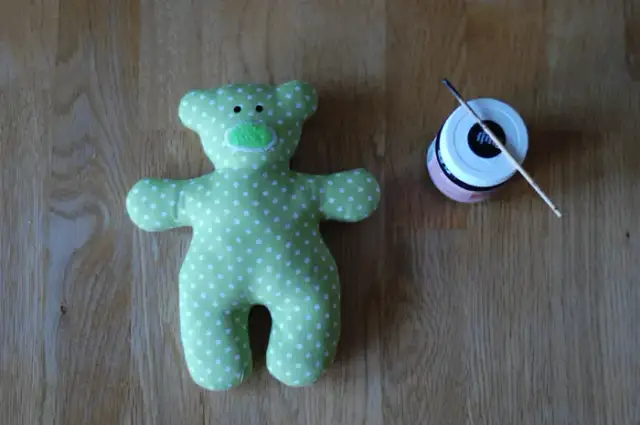 Z czego zrobić pluszowego misia? Wybierz materiały i uszyj!