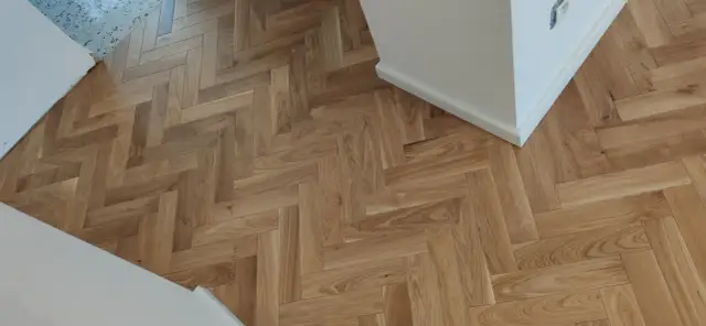 Parkiet Dębowy: Ile Kosztuje Luksus Pod Stopami? Sprawdź Ceny