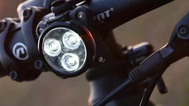 Jakie oświetlenie do roweru wybrać, aby zapewnić bezpieczeństwo?