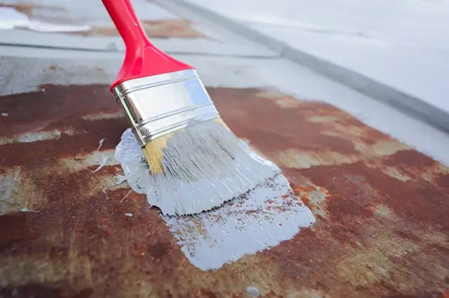 Skuteczne sposoby na to, jak usunąć rdzę z elewacji i ochronić ją