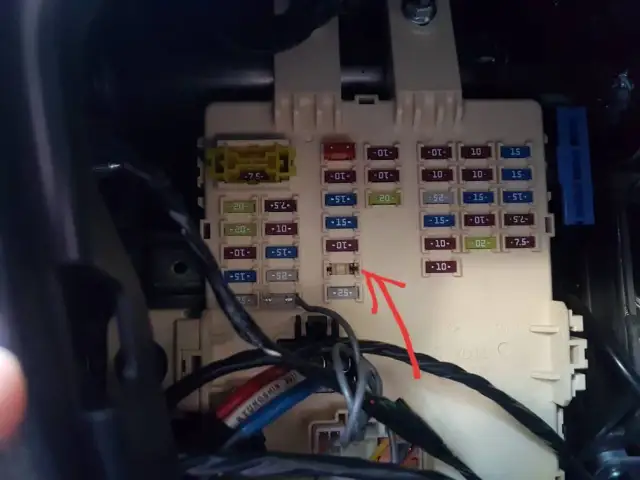 Jak podnieść szybę elektryczną w samochodzie, gdy nie działa?