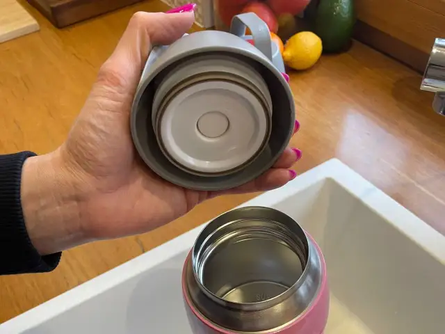 Jak umyć termos w środku? Skuteczne i domowe sposoby