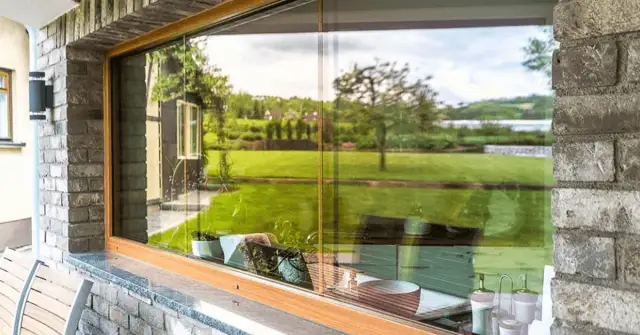 Jak myć okna, by się błyszczały? Poradnik bez smug!