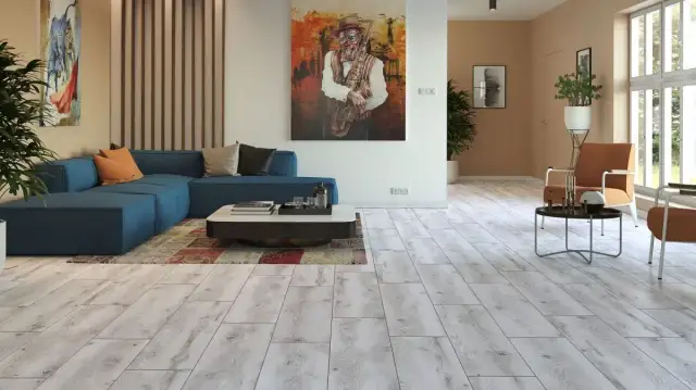 Płytki czy panele do salonu? Porównanie, koszty i wady/zalety