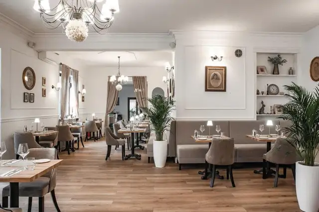 Gdzie zjeść w Konstancinie-Jeziornie? Sprawdzone miejsca na obiad